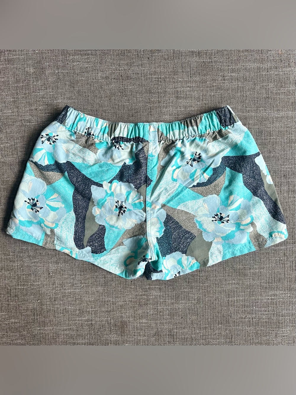 Patagonia Barely Baggies- 2 1/2" Shorts - Women's Small - Picture 3 of 8